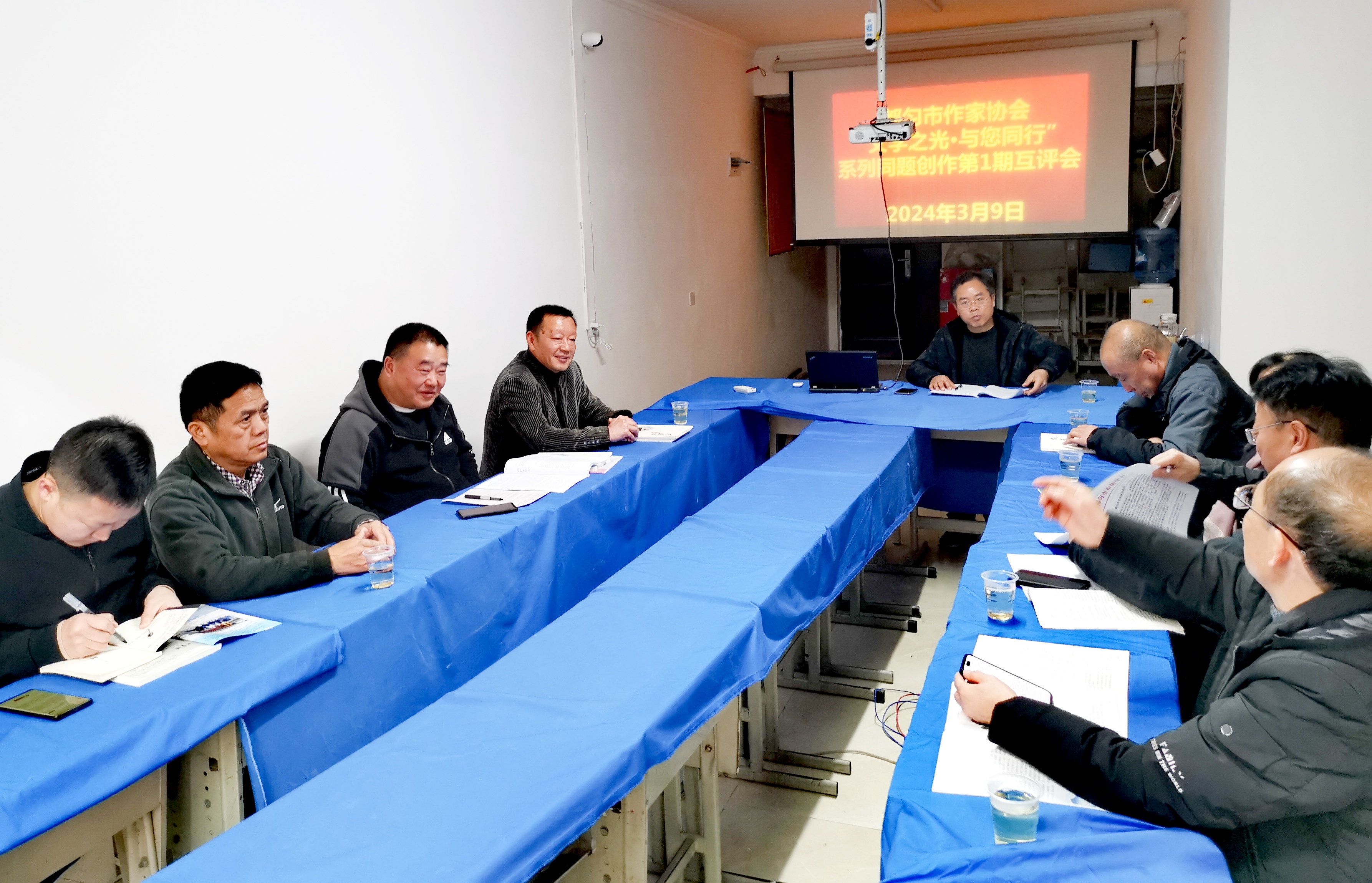 策劃組織開展“‘文學(xué)之光?與您同行’系列同題作品創(chuàng)作互評活動”。