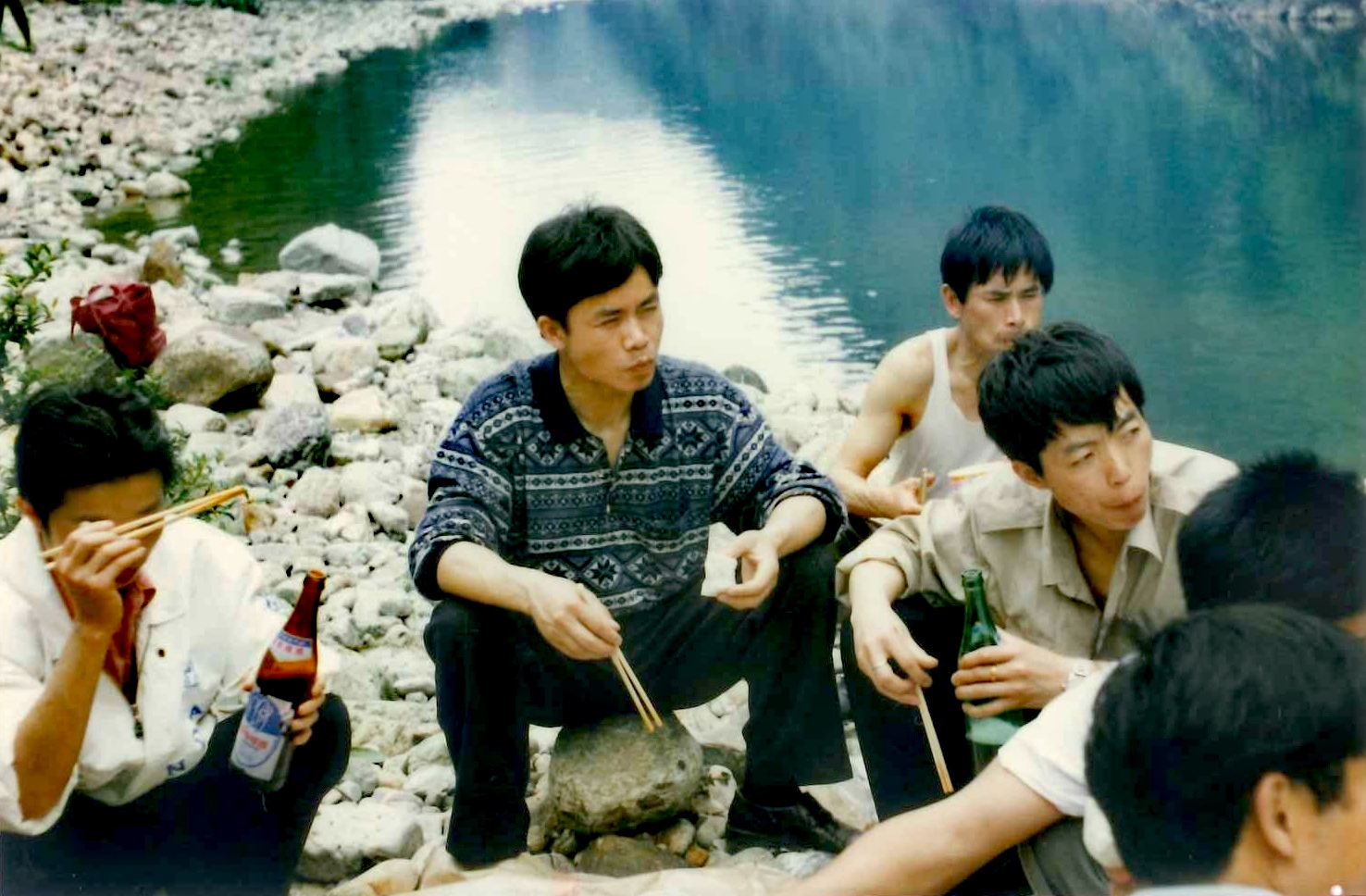 1990年代與文友去春游，作者的旁邊穿背心者為李國清。