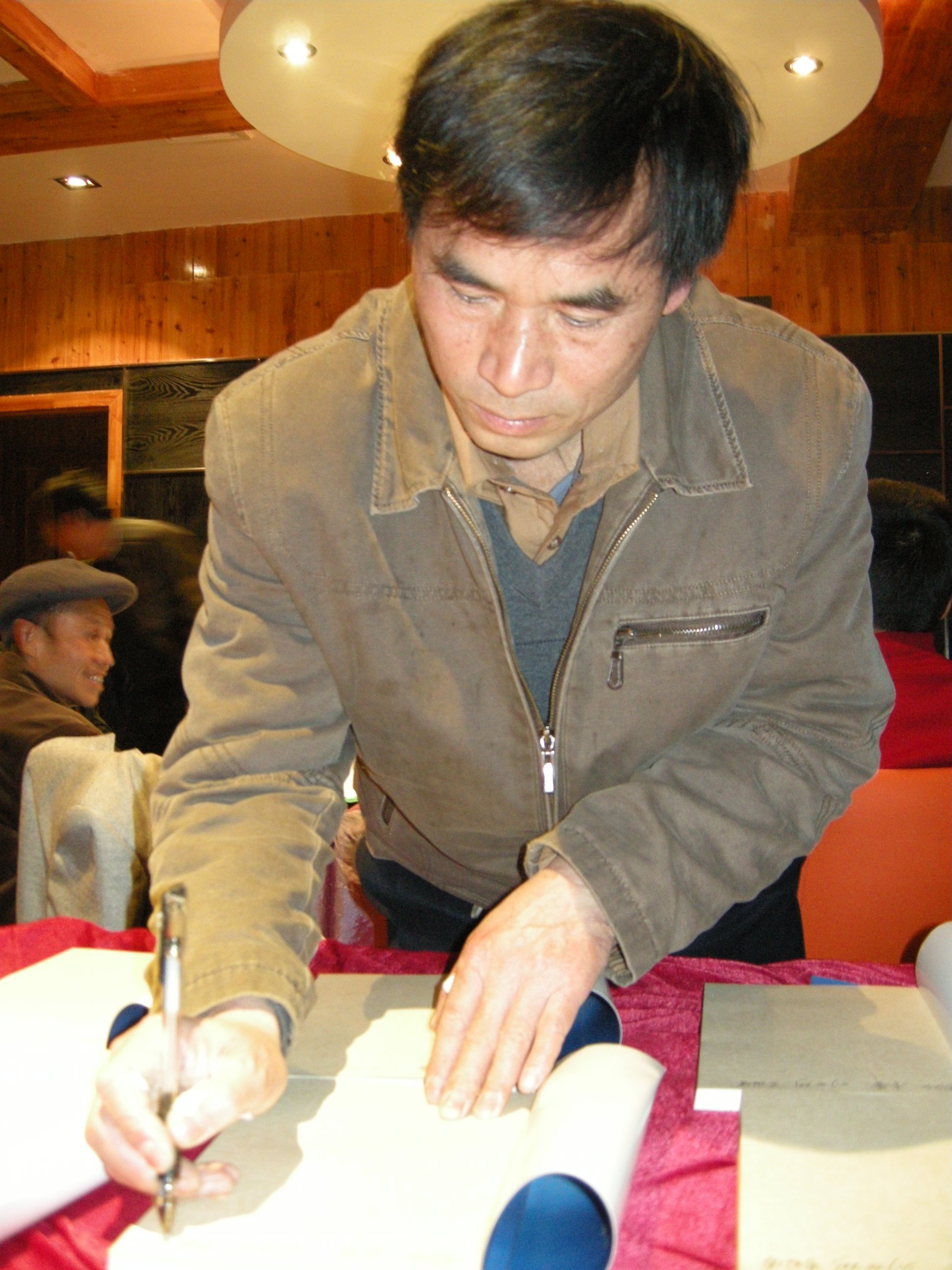 2009年1月14日，李國清在《山魂——貴州省都勻市文學(xué)作品選》一書出版首發(fā)式上簽名留念。