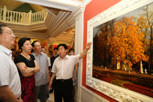 07張桐勝副主席向來(lái)賓介紹作品創(chuàng)作經(jīng)過(guò)。
